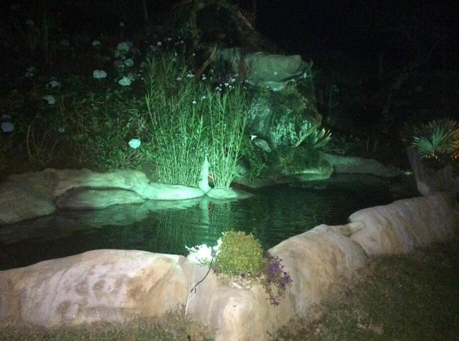 Sitio com piscina natural e cascata, com linda vista em Lumiar.