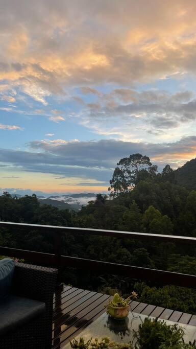 Sitio com piscina natural e cascata, com linda vista em Lumiar.