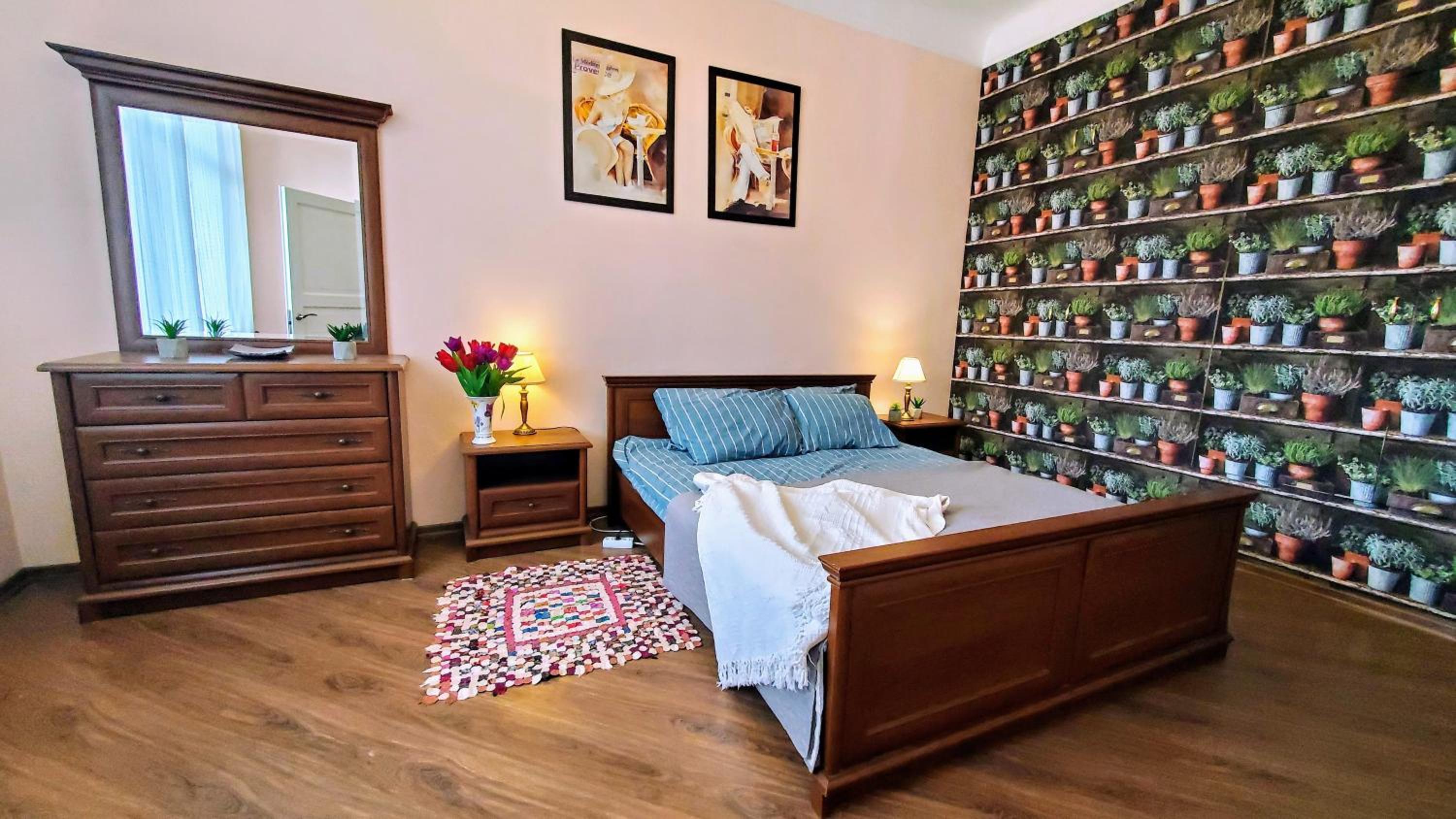 Kyiv TOP LOCATION 60m2 apt in old city fast WIFI selfchekin view 3