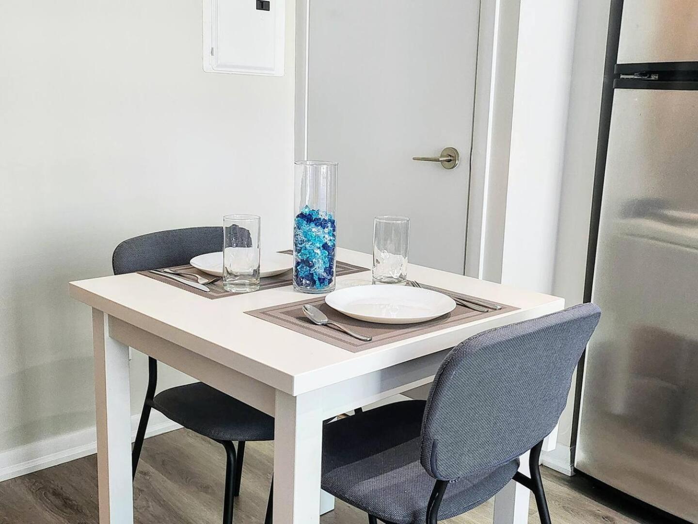 Luxury Suites Steps to CN Tower - Lock in 4 Weeks Enjoy Half OFF
