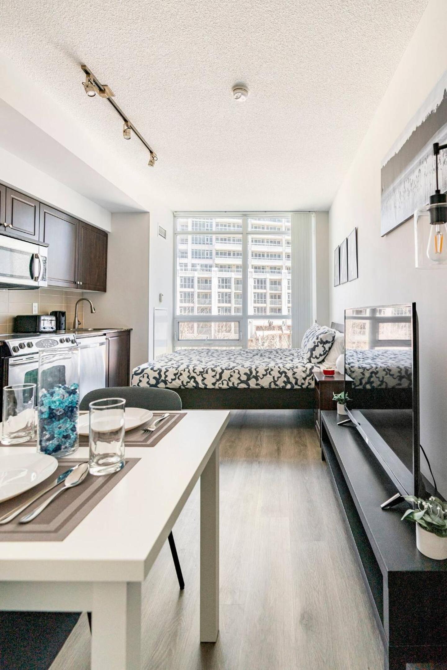 Luxury Suites Steps to CN Tower - Lock in 4 Weeks Enjoy Half OFF