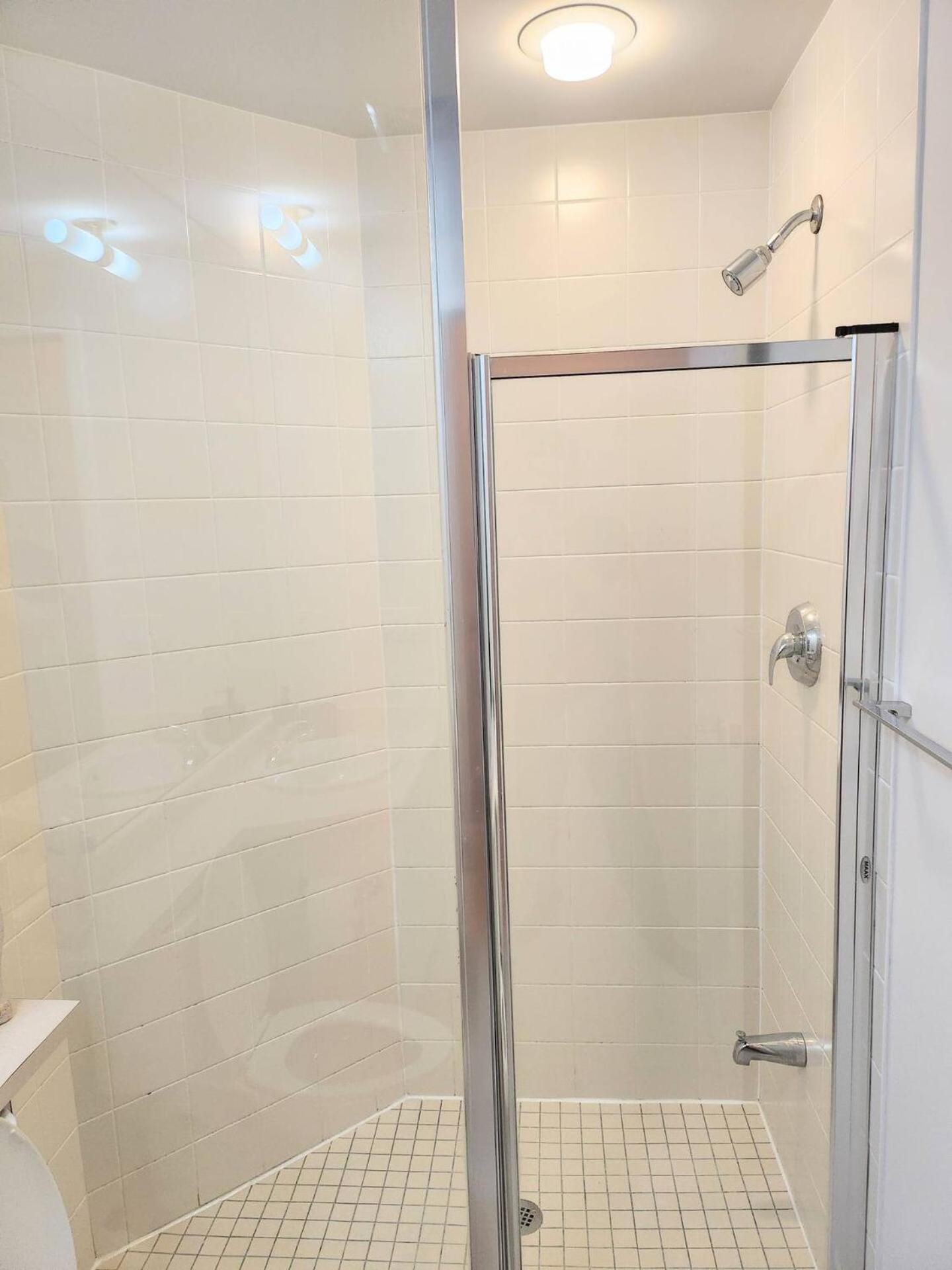 Luxury Suites Steps to CN Tower - Lock in 4 Weeks Enjoy Half OFF