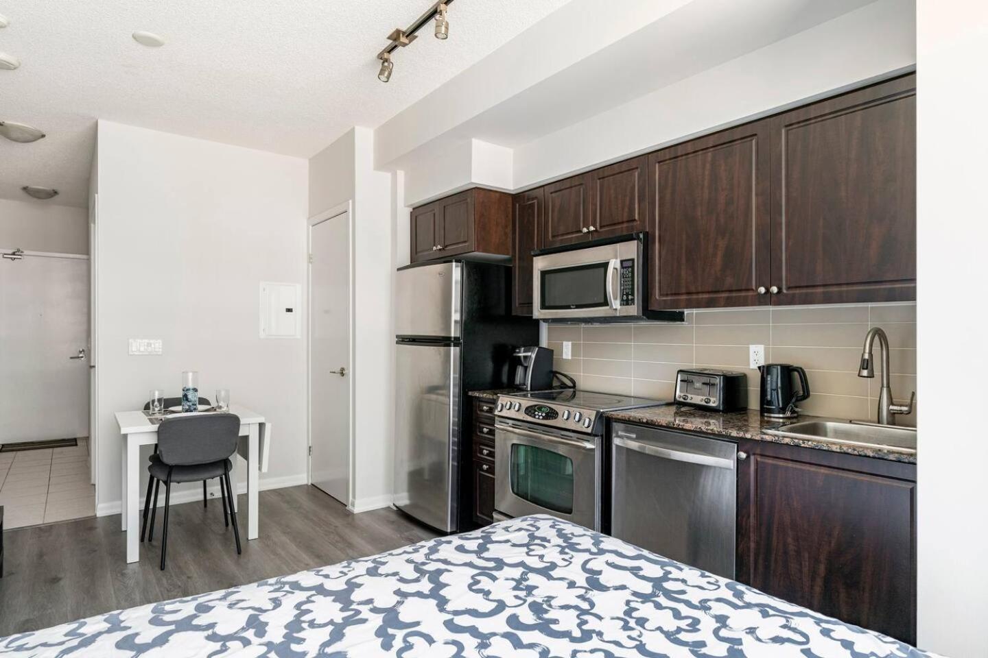 Luxury Suites Steps to CN Tower - Lock in 4 Weeks Enjoy Half OFF