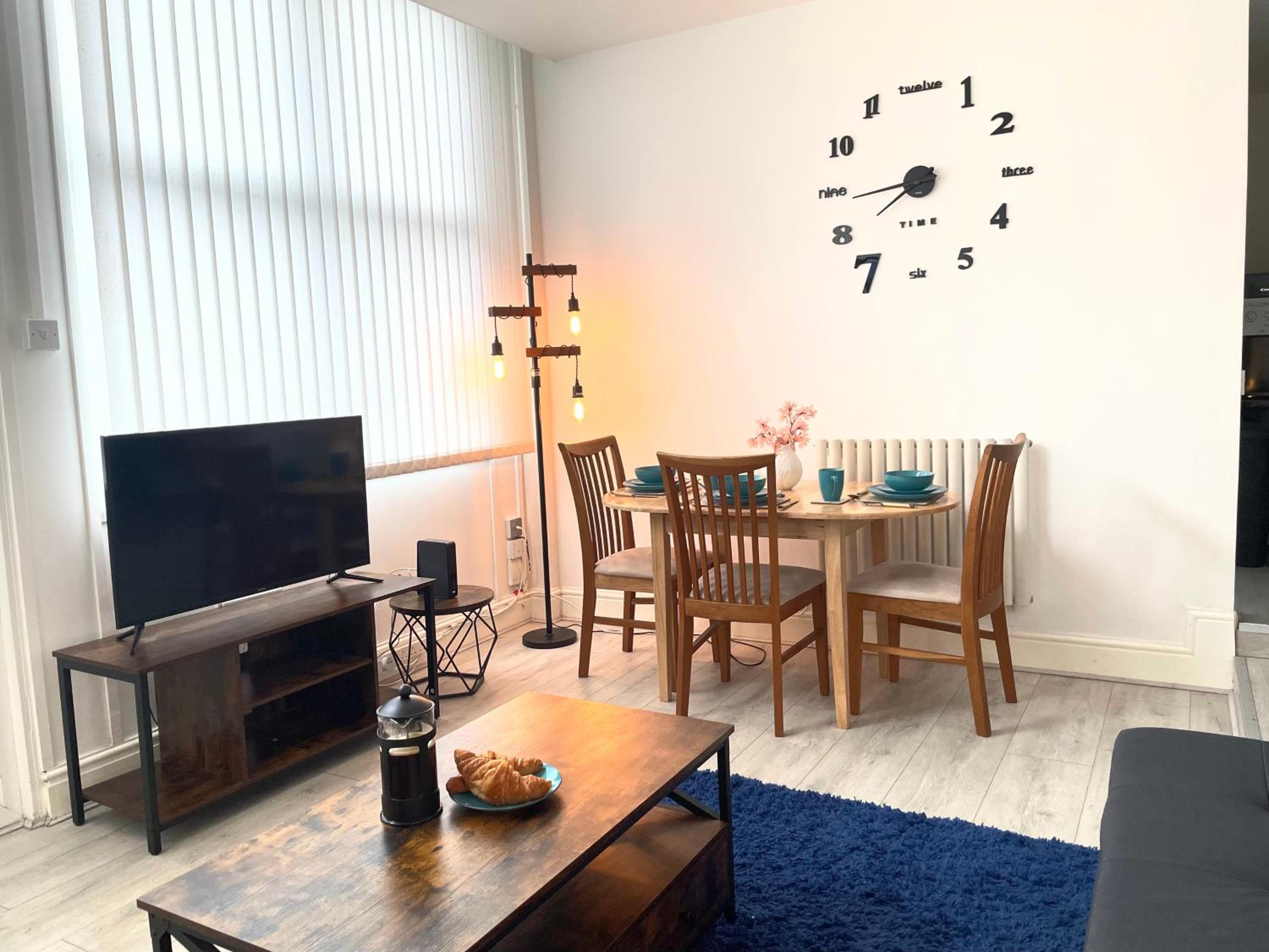 Cosy Prenton home near Tranmere Club and Liverpool view 3