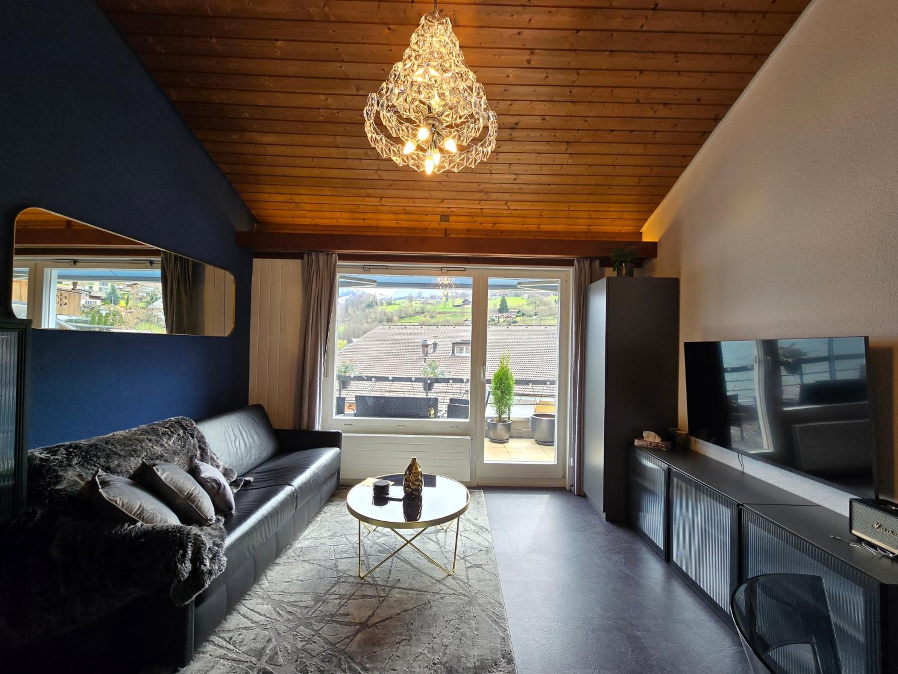 Lakeview Loft*Lake/Ferry access* Central