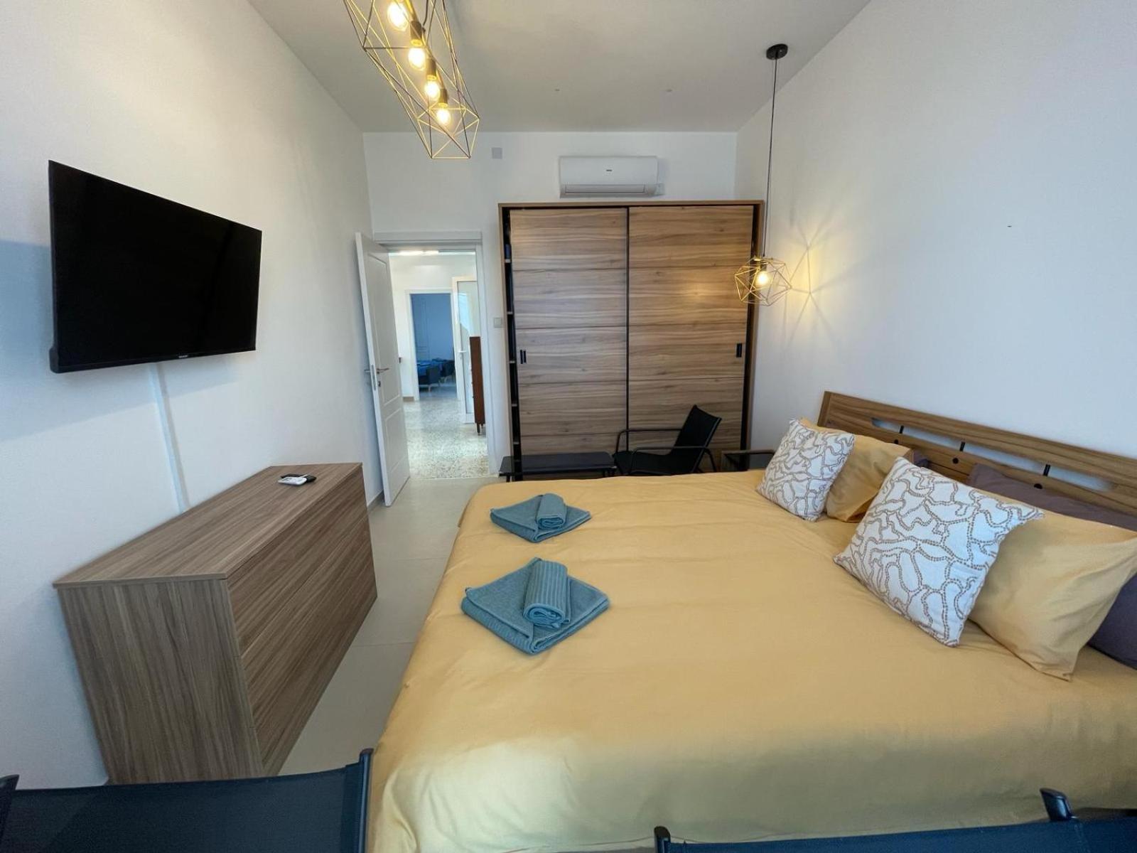 Seafront 3 Bedroom Stylish Apt with Spectacular Seaview photo 3