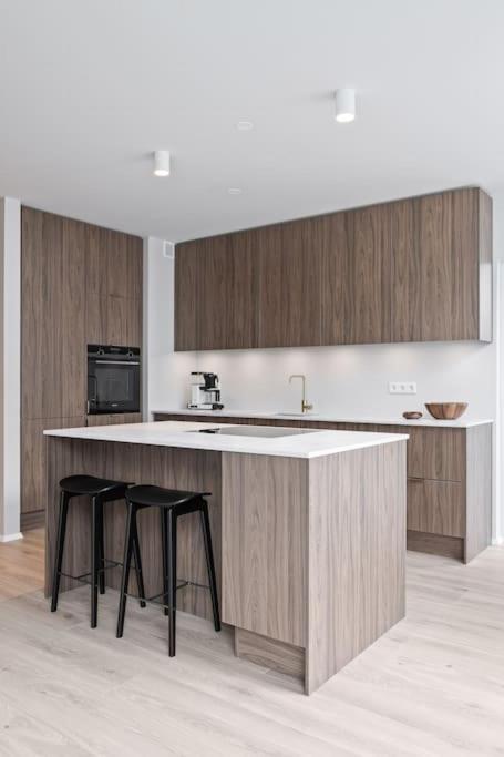 Skylight Lux 3BR/2BA City Center with Free Parking view 3