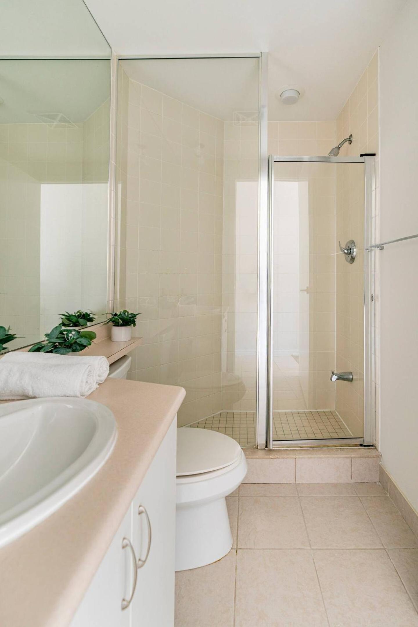 Luxury Suites Steps to CN Tower - Lock in 4 Weeks Enjoy Half OFF