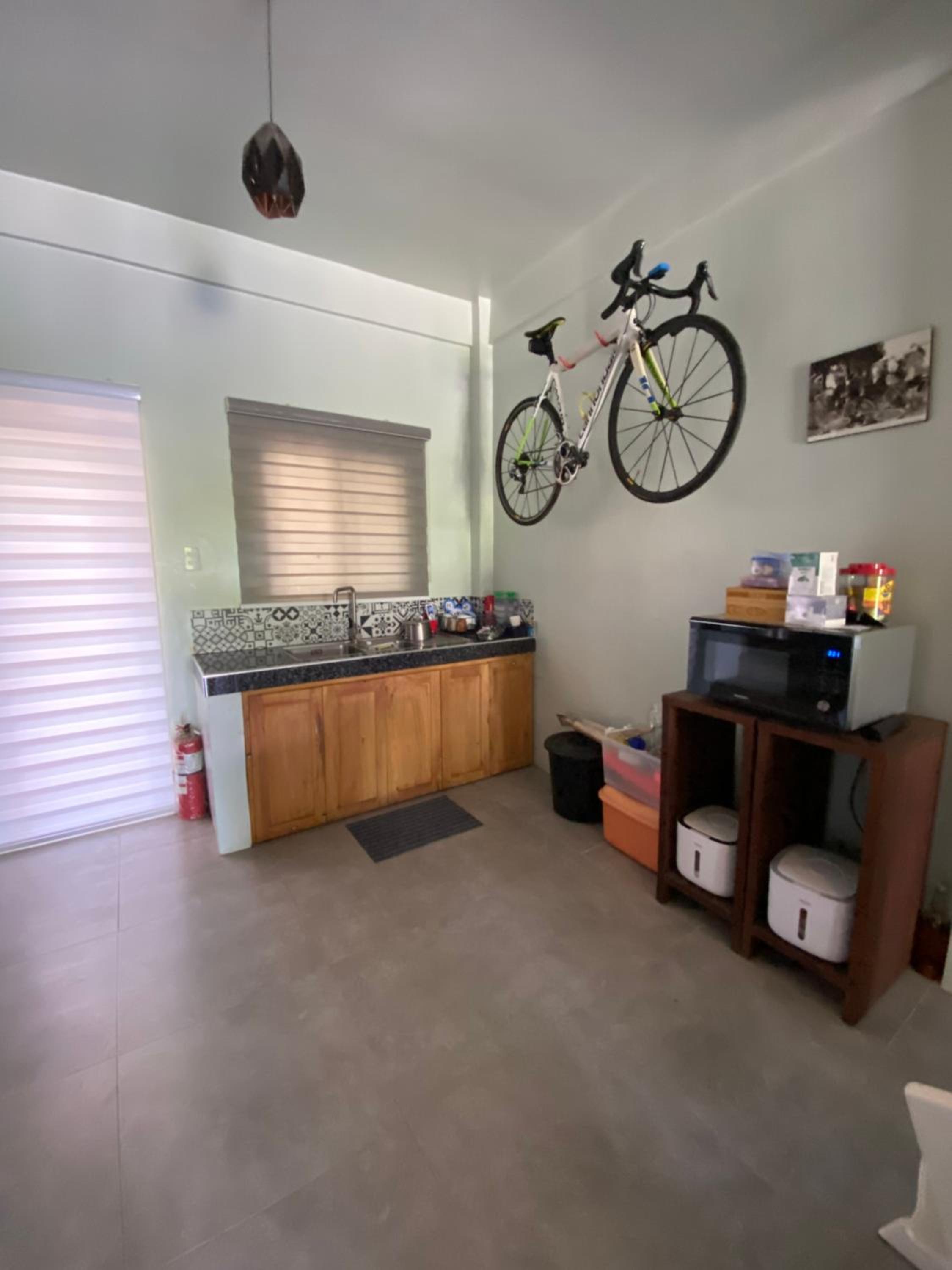 Room near tagaytay • wifii/Netflix view 3