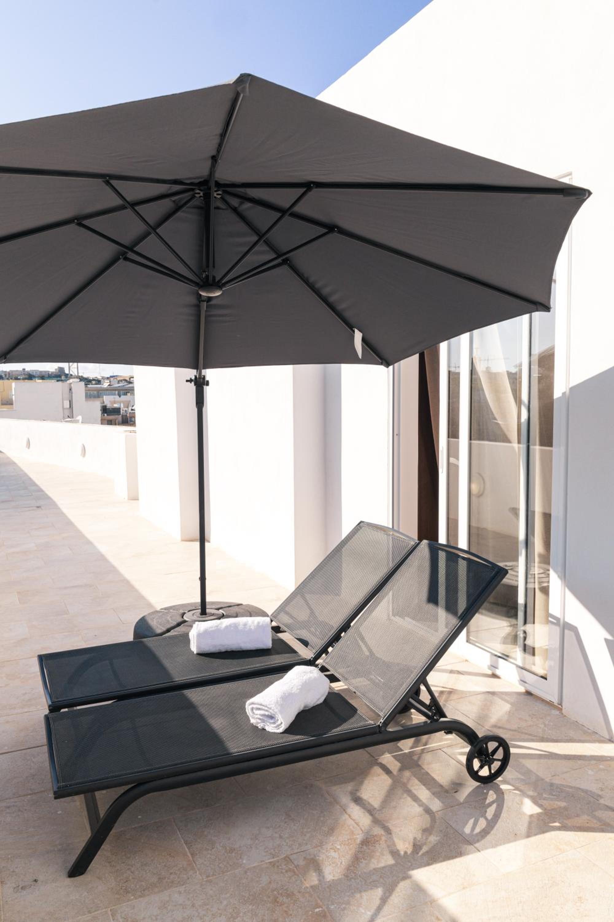 Bright Penthouse with large terrace view 3