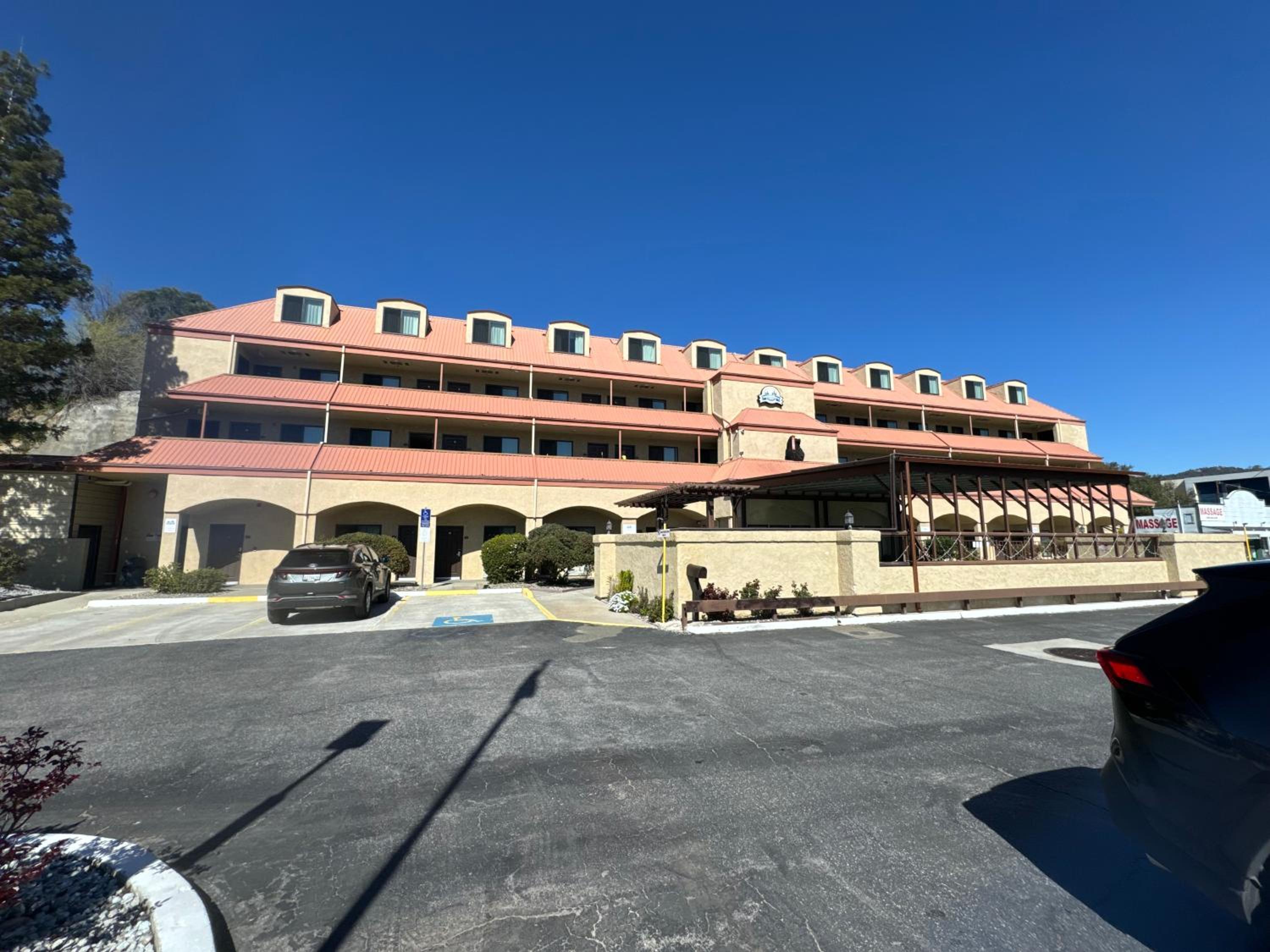 Hotel Yosemite Sierra Inn - Image 1