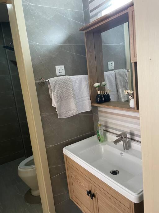 Modern 1br with balcony, pool/gym in kileleshwa view 4