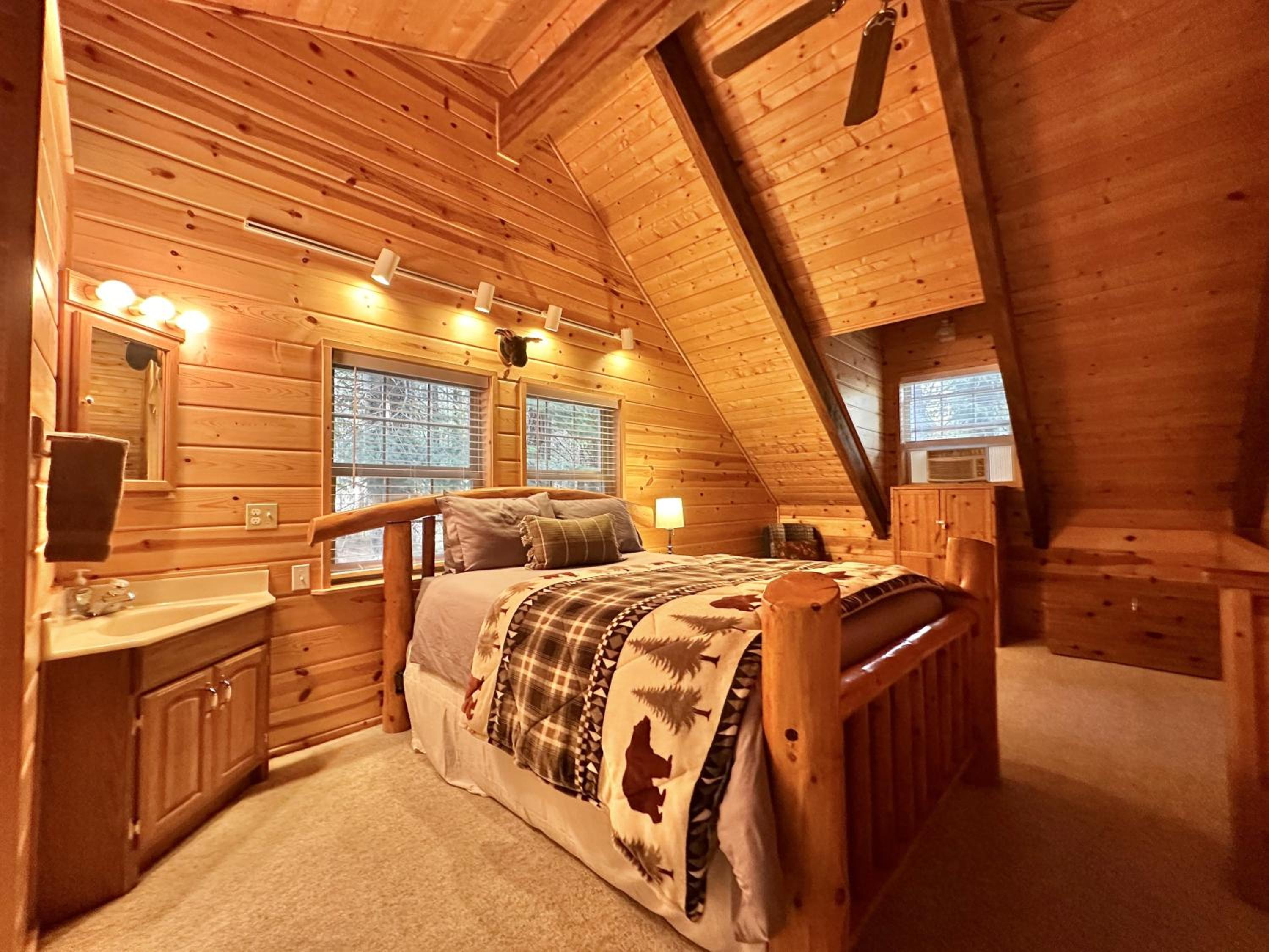 Chipmunk Lodge by NW Comfy Cabins
