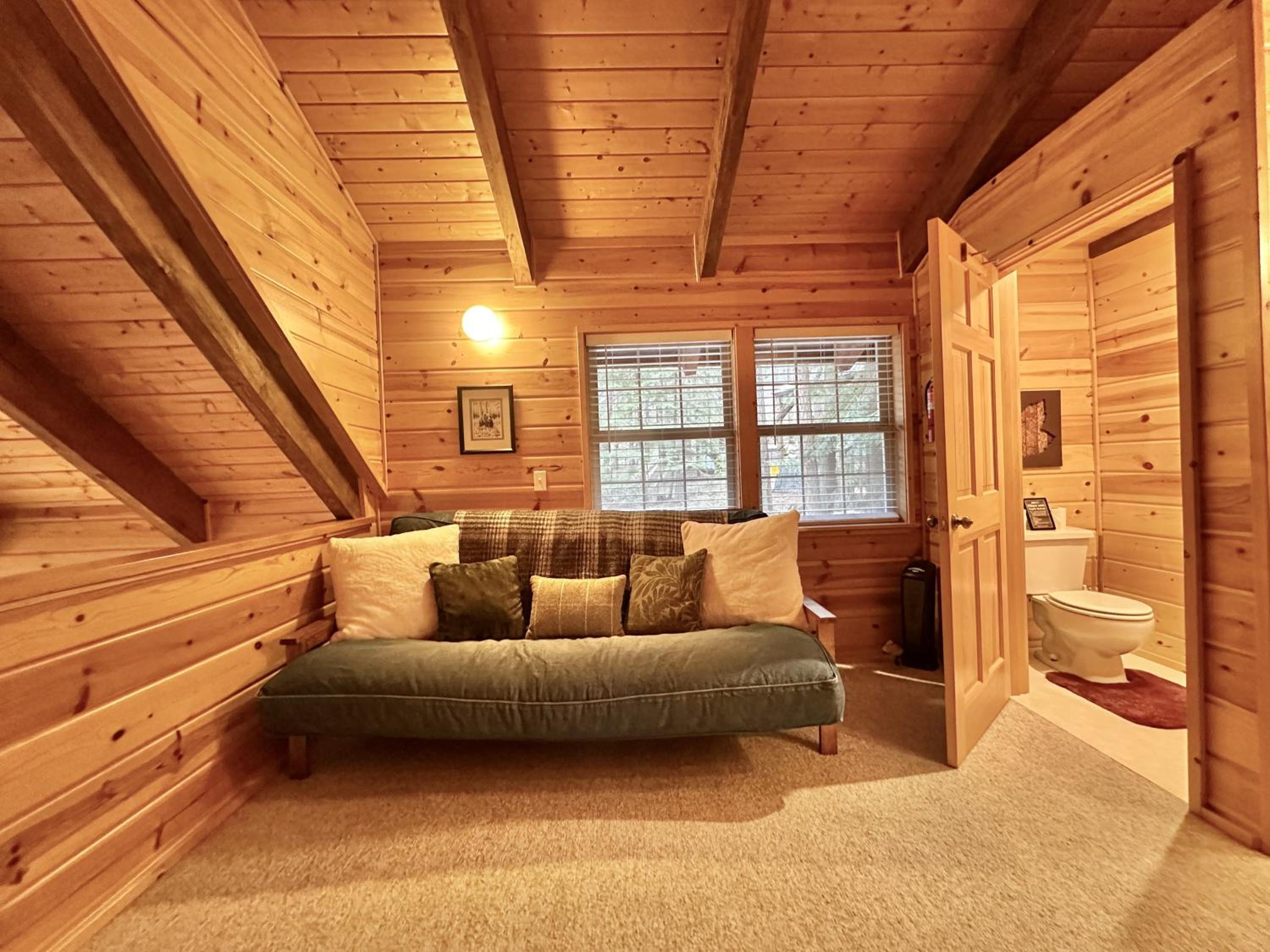 Chipmunk Lodge by NW Comfy Cabins
