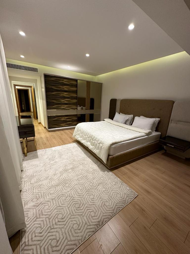 Luxurious furnished Villa for rent in Beverly Hills-Sheikh Zayed