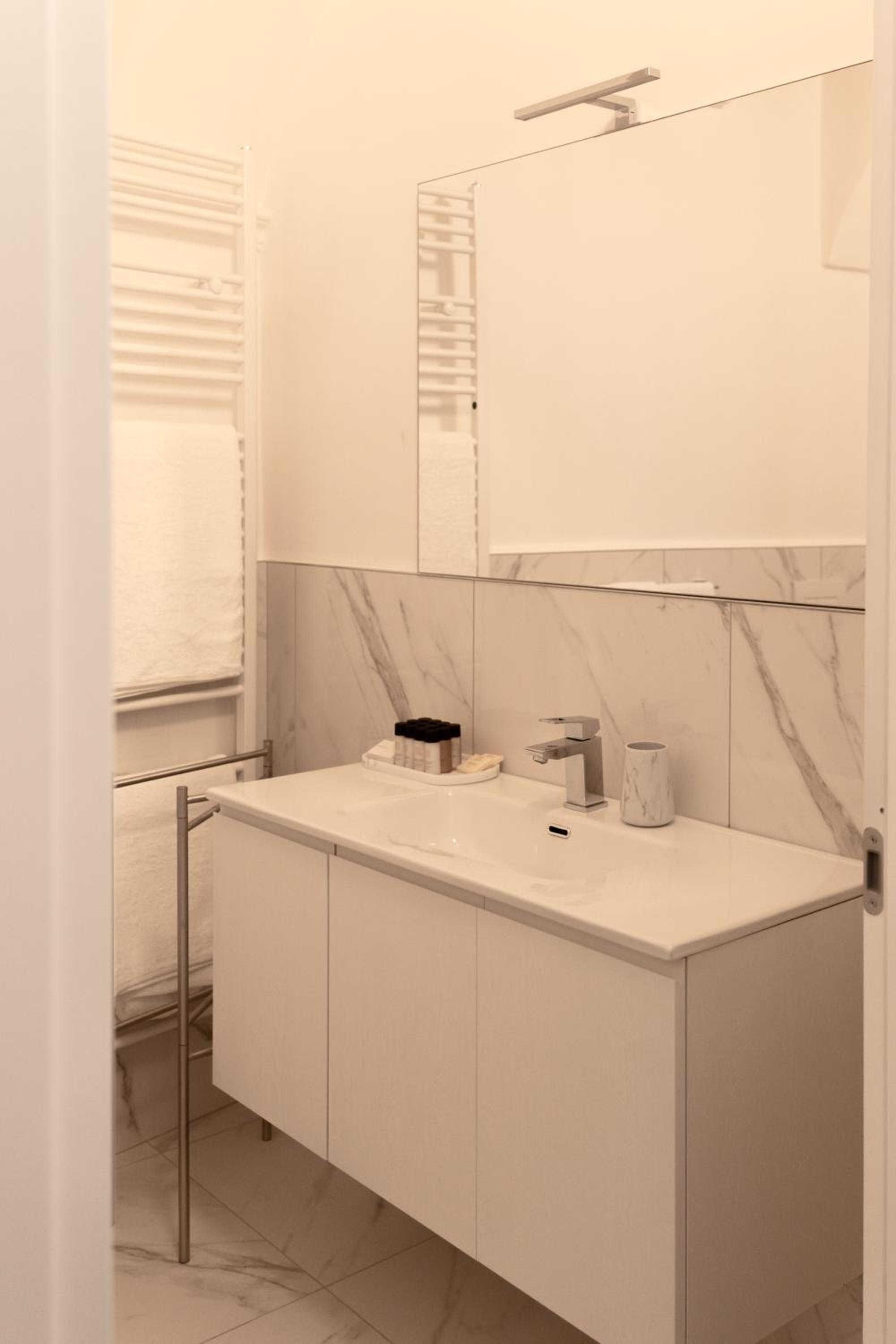 Belvedere 237A Lakeview Luxury Apartment photo 5