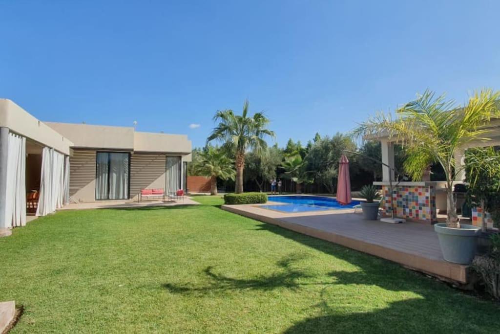 Villa 751, Villa d'architecte, cuisinière, piscine chauffée et services view 3