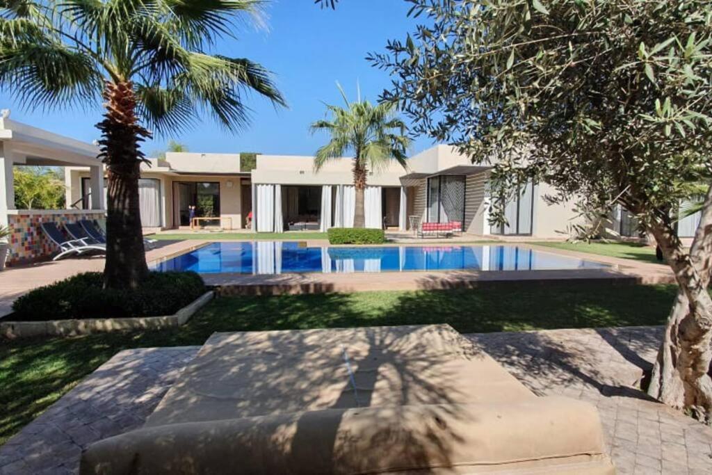 Villa 751, Villa d'architecte, cuisinière, piscine chauffée et services view 5