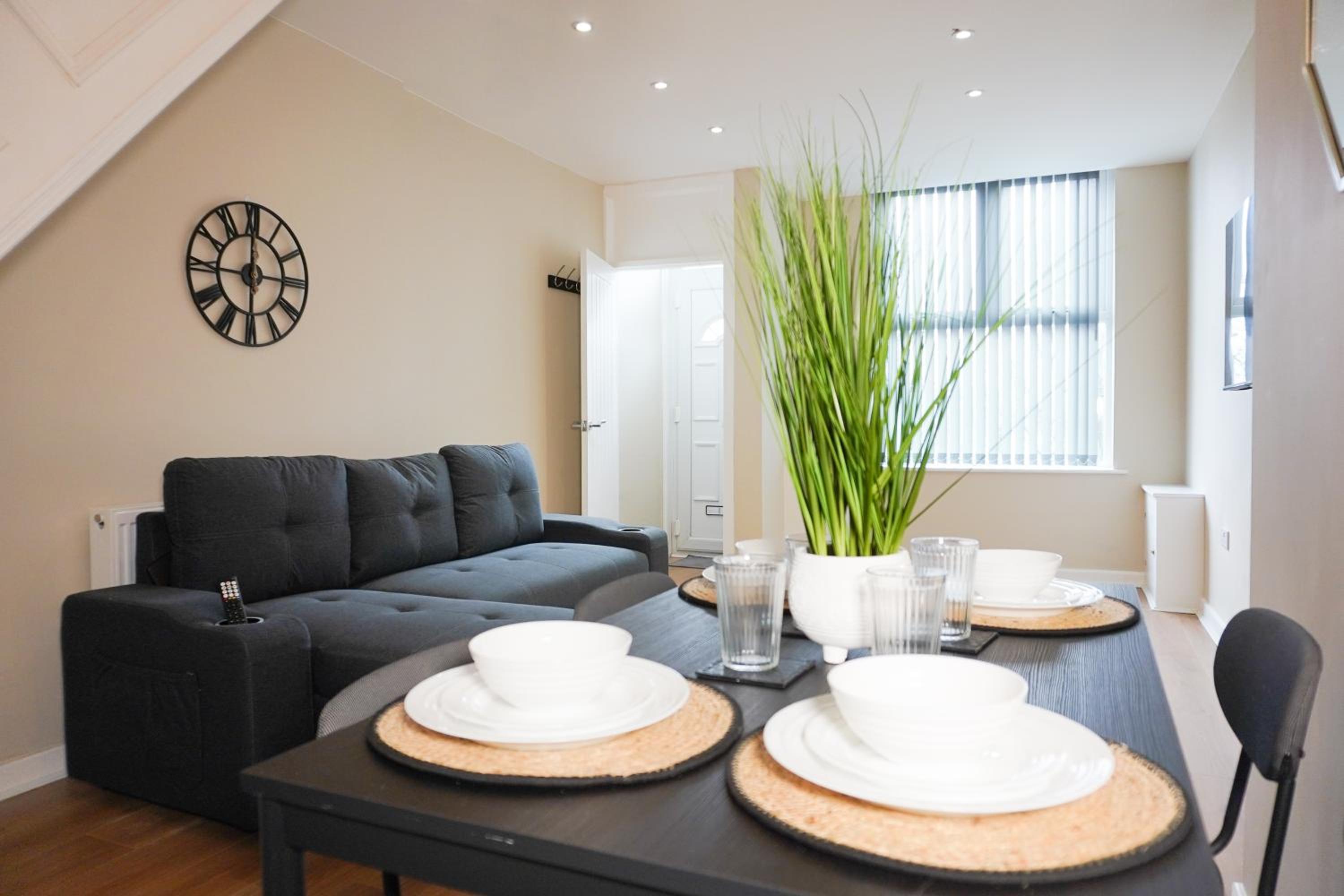 2 Bedroom house 10 mins to City Centre & Albert Dock