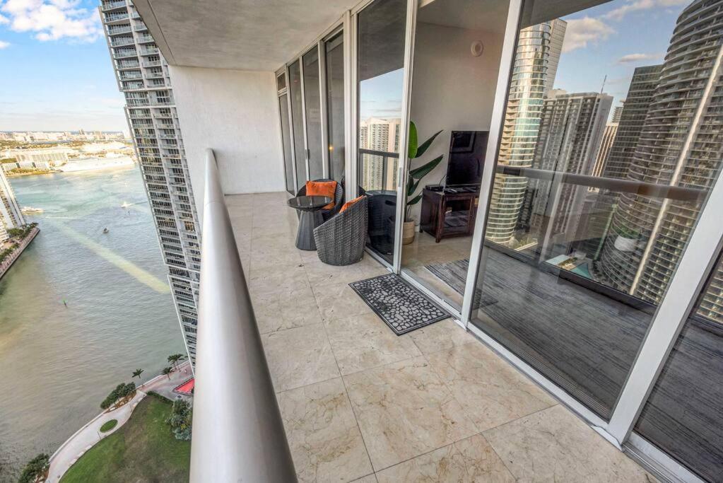 Icon 39th Floor 1 Bedroom apartment- Bay & City View- FREE SPA