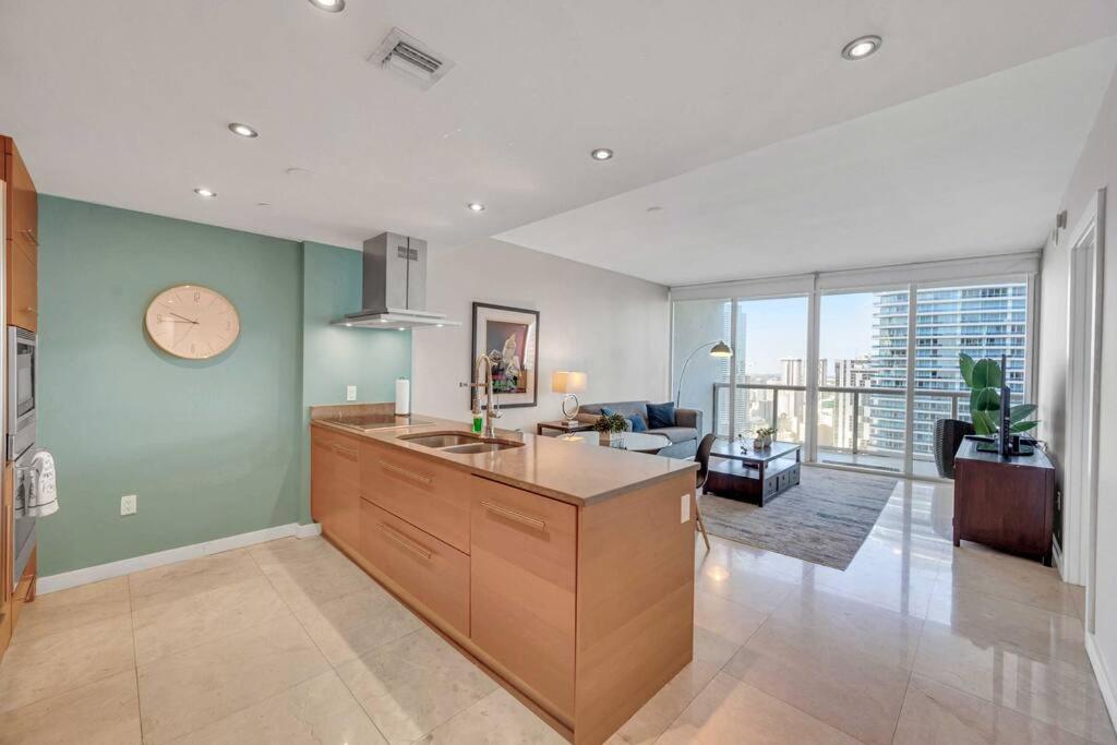Icon 39th Floor 1 Bedroom apartment- Bay & City View- FREE SPA