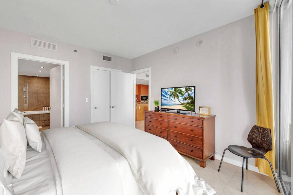 Icon 39th Floor 1 Bedroom apartment- Bay & City View- FREE SPA