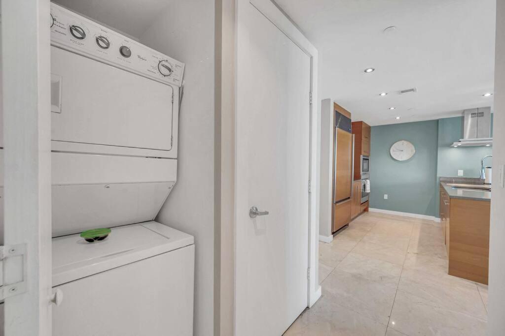 Icon 39th Floor 1 Bedroom apartment- Bay & City View- FREE SPA