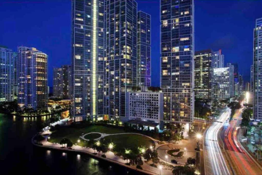 Icon 39th Floor 1 Bedroom apartment- Bay & City View- FREE SPA