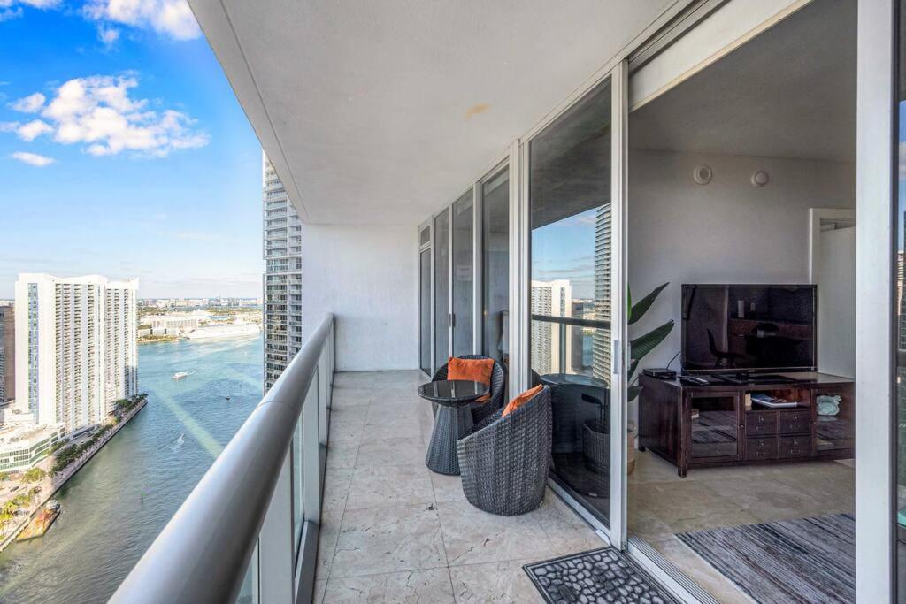 Icon 39th Floor 1 Bedroom apartment- Bay & City View- FREE SPA