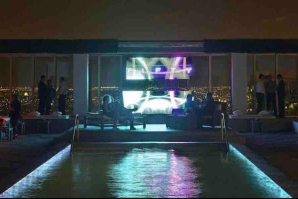 Icon 39th Floor 1 Bedroom apartment- Bay & City View- FREE SPA