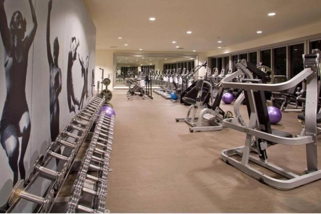 Icon 39th Floor 1 Bedroom apartment- Bay & City View- FREE SPA