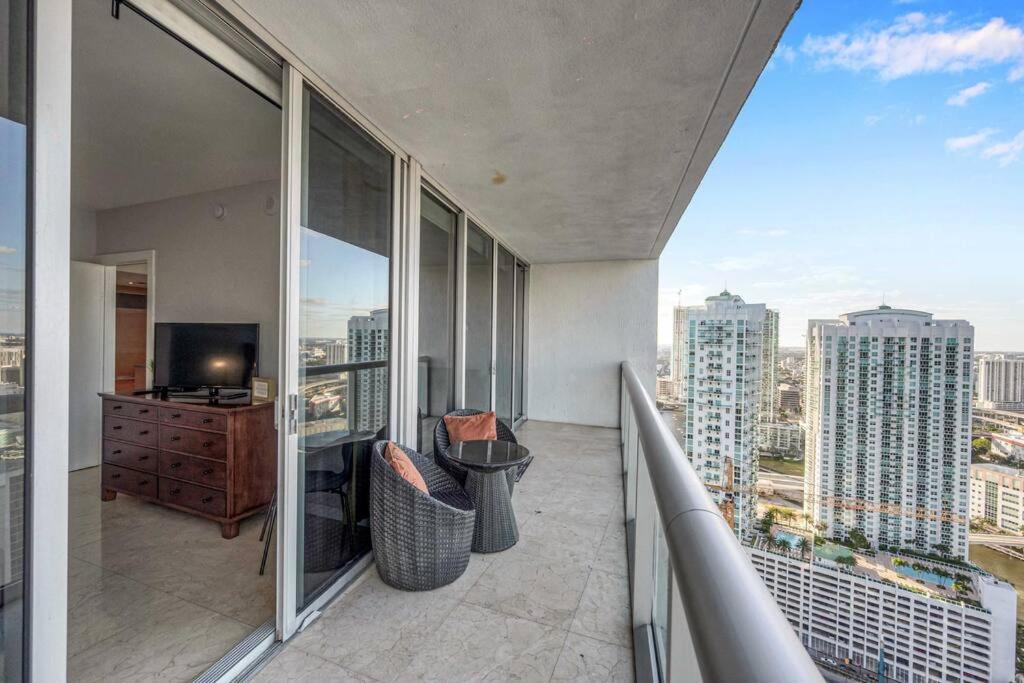 Icon 39th Floor 1 Bedroom apartment- Bay & City View- FREE SPA
