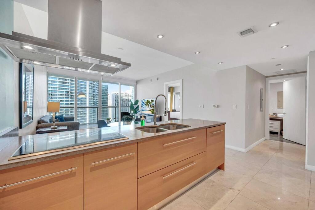 Icon 39th Floor 1 Bedroom apartment- Bay & City View- FREE SPA