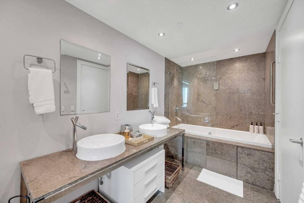 Icon 39th Floor 1 Bedroom apartment- Bay & City View- FREE SPA