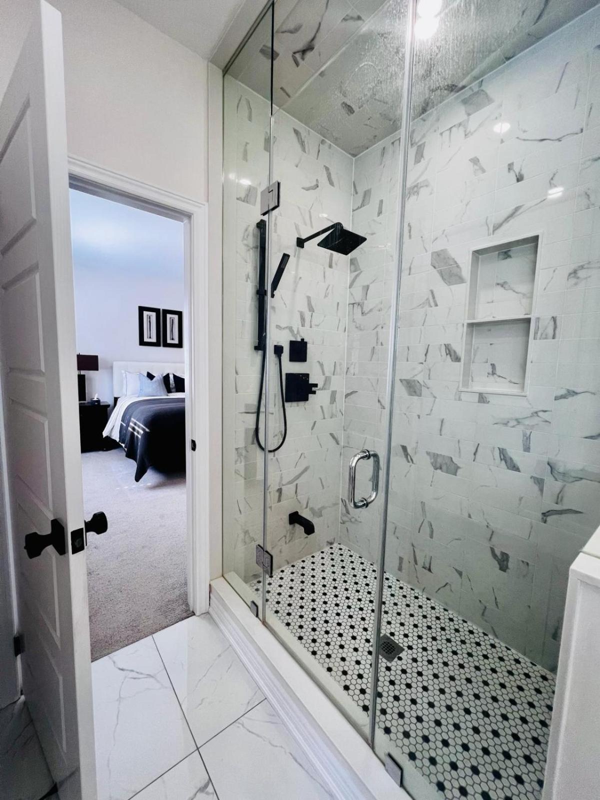 Luxury Oakville Home, Hot Tub, Fireplace, New Home - Property Image 47