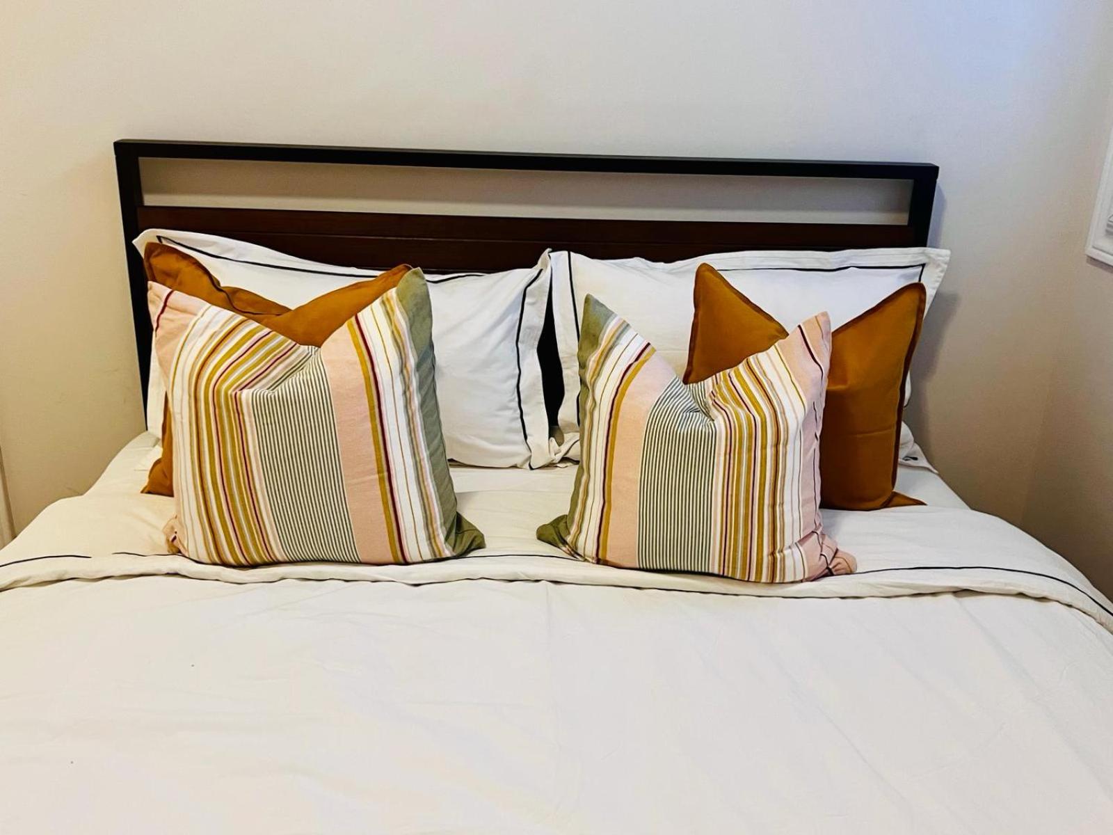 Luxury Oakville Home, Hot Tub, Fireplace, New Home - Property Image 8