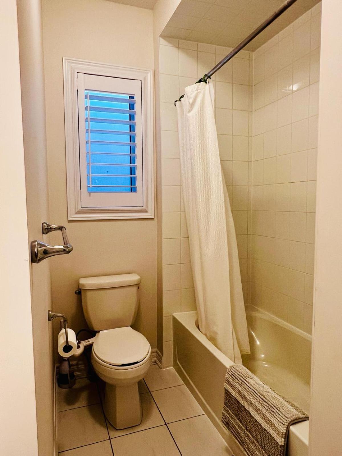 Luxury Oakville Home, Hot Tub, Fireplace, New Home - Property Image 11