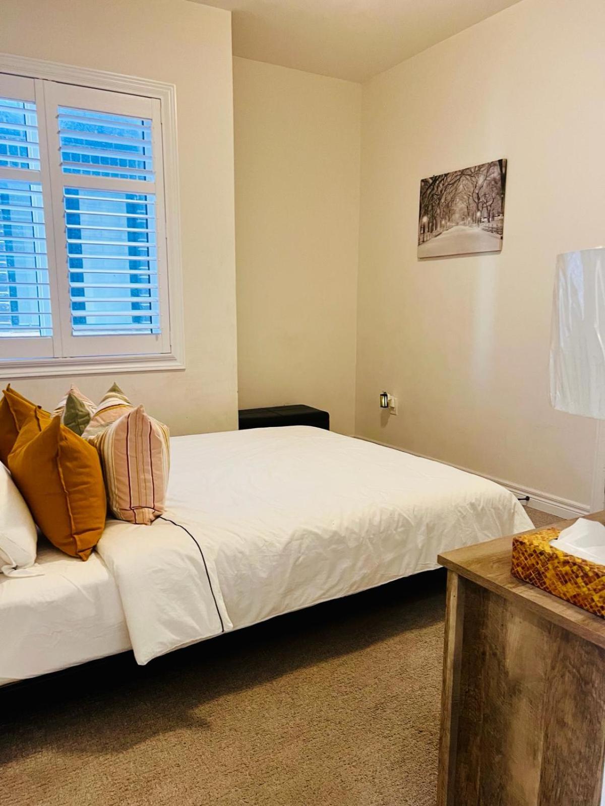 Luxury Oakville Home, Hot Tub, Fireplace, New Home - Property Image 9