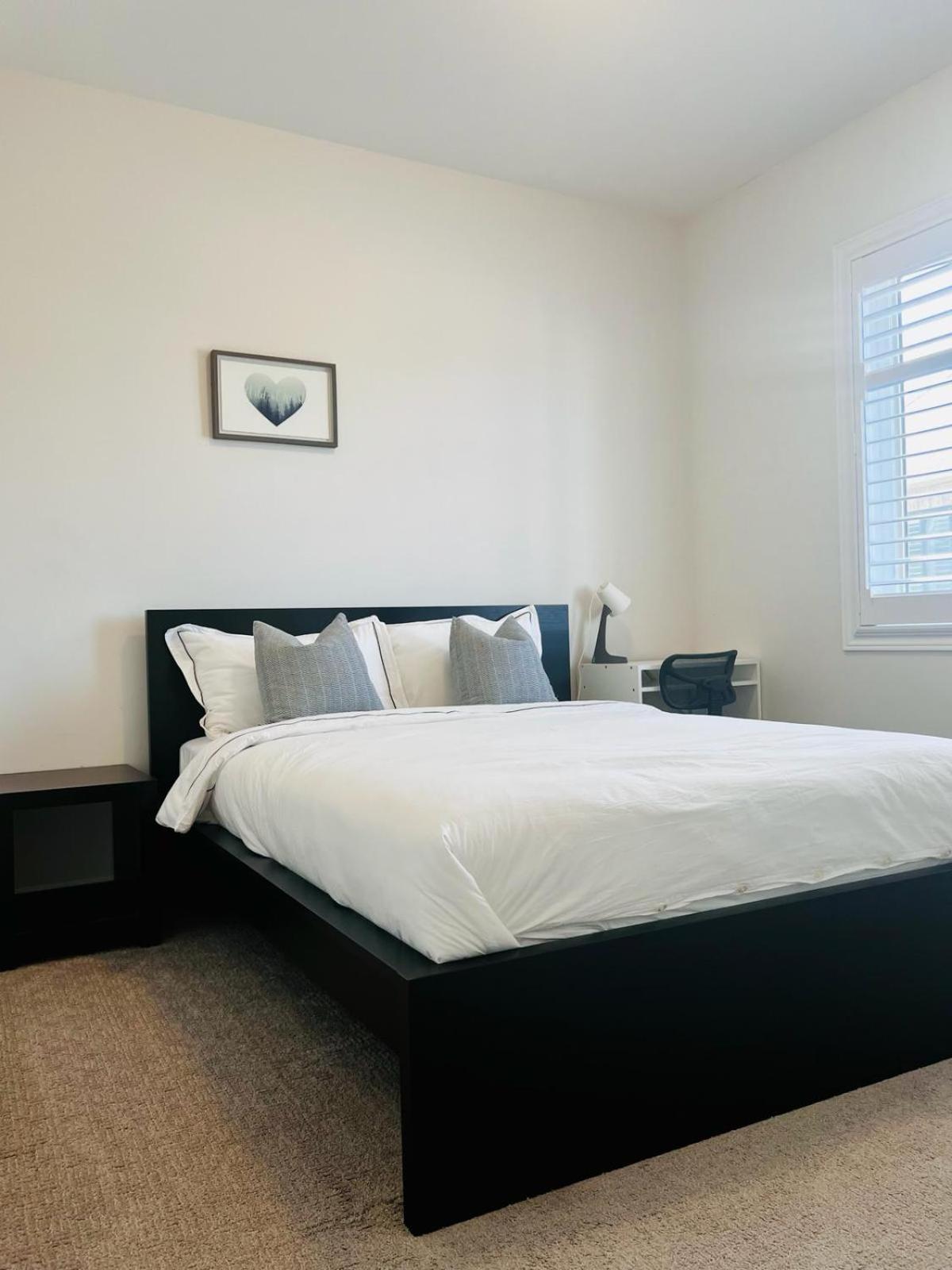 Luxury Oakville Home, Hot Tub, Fireplace, New Home - Property Image 15