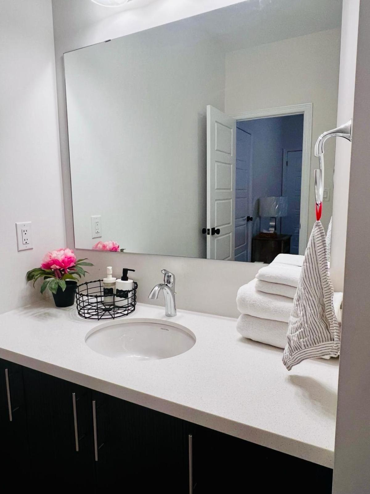 Luxury Oakville Home, Hot Tub, Fireplace, New Home - Property Image 10