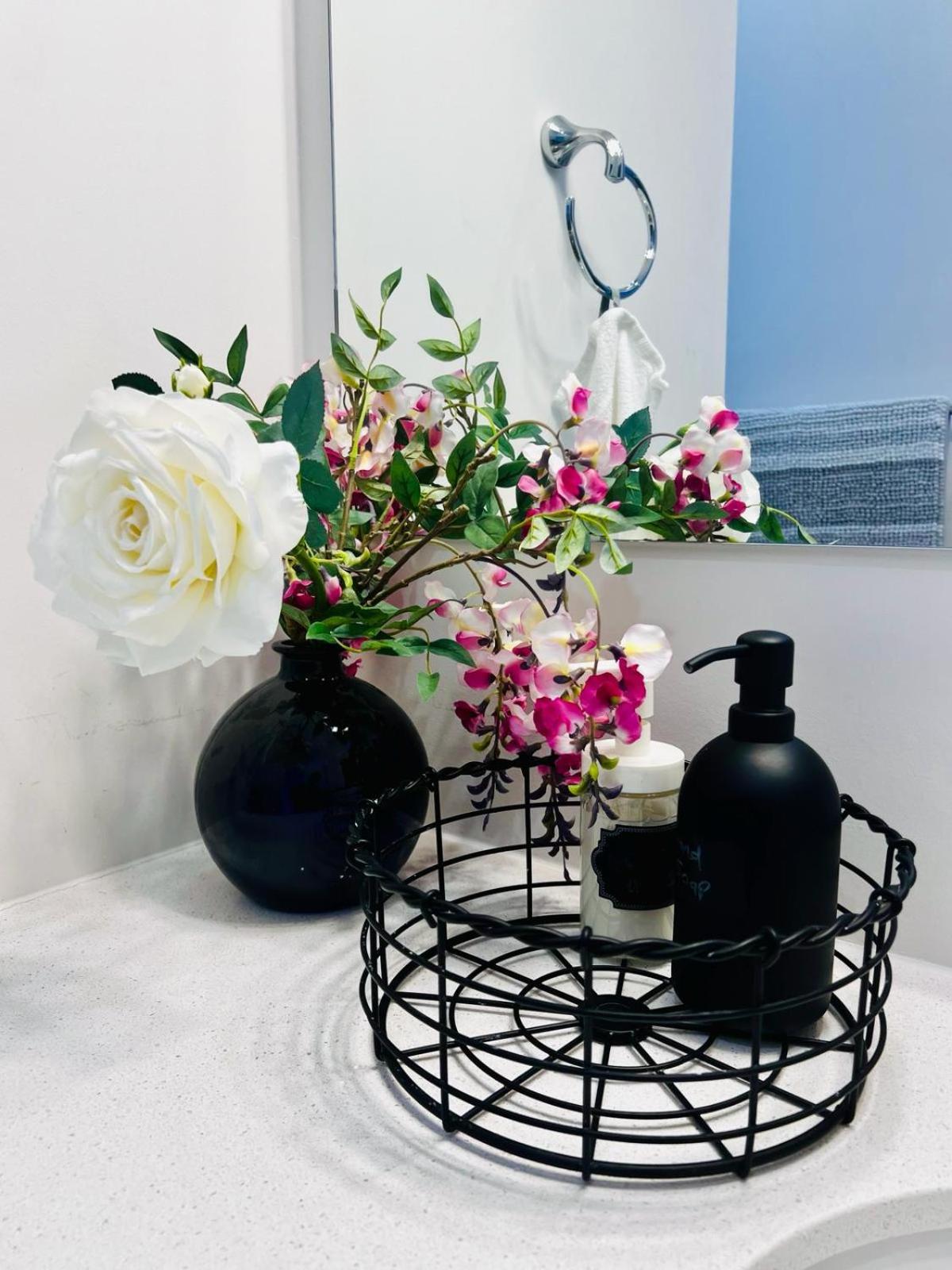 Luxury Oakville Home, Hot Tub, Fireplace, New Home - Property Image 4