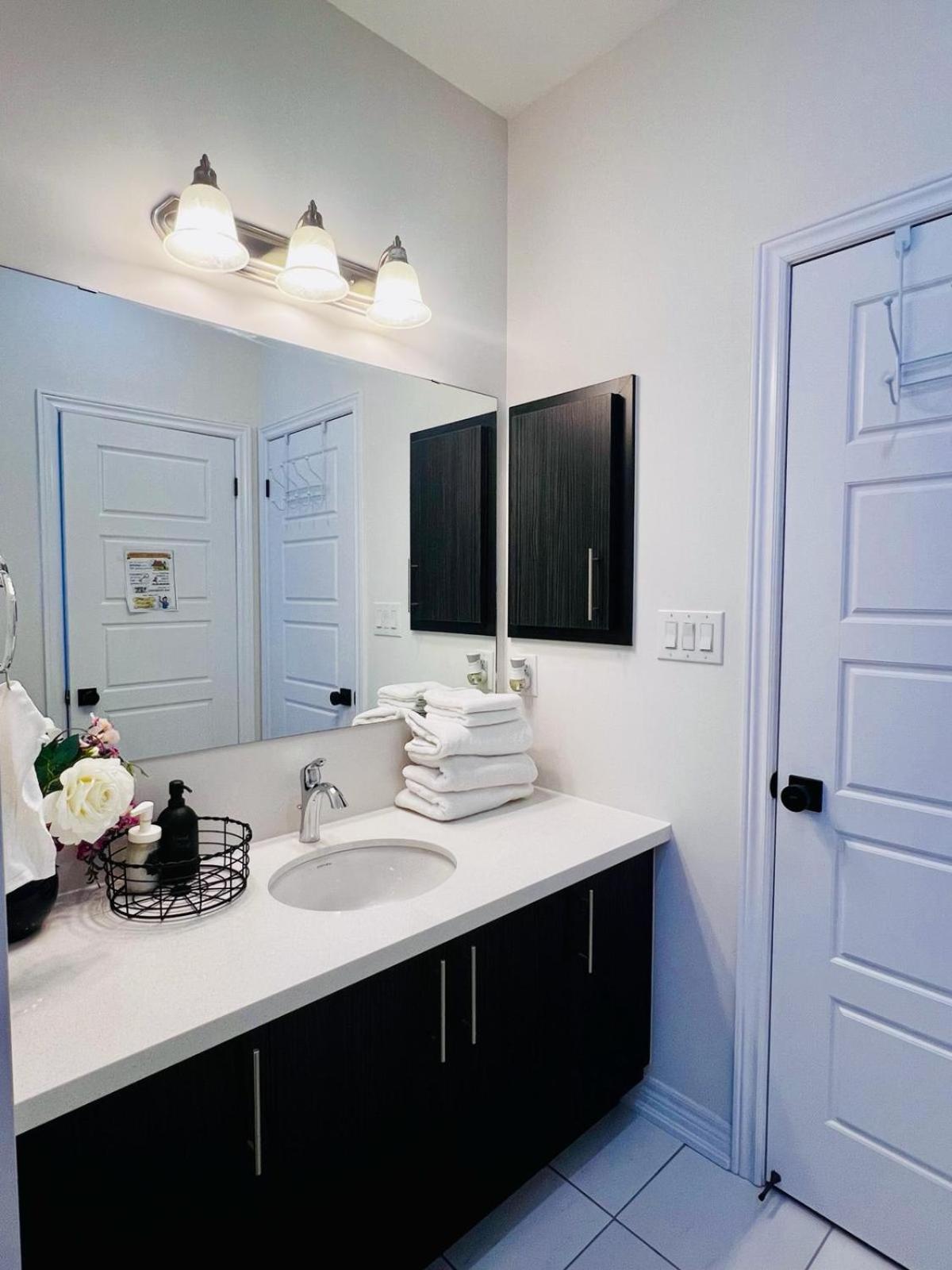 Luxury Oakville Home, Hot Tub, Fireplace, New Home - Property Image 5