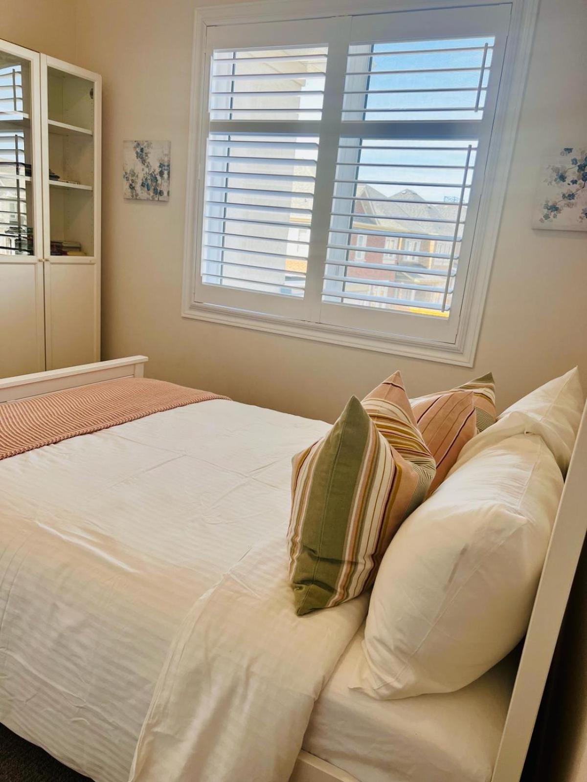 Luxury Oakville Home, Hot Tub, Fireplace, New Home - Property Image 12