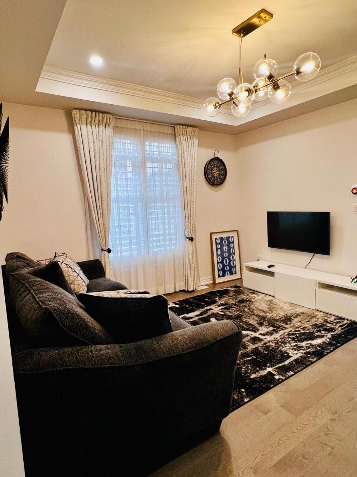 Luxury Oakville Home, Hot Tub, Fireplace, New Home - Property Image 43