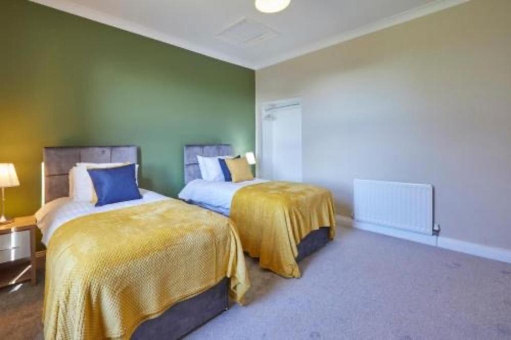 South Shields Vacations - Vibrant 3BR Coastal Haven near South Shields Beach - Property Image 2