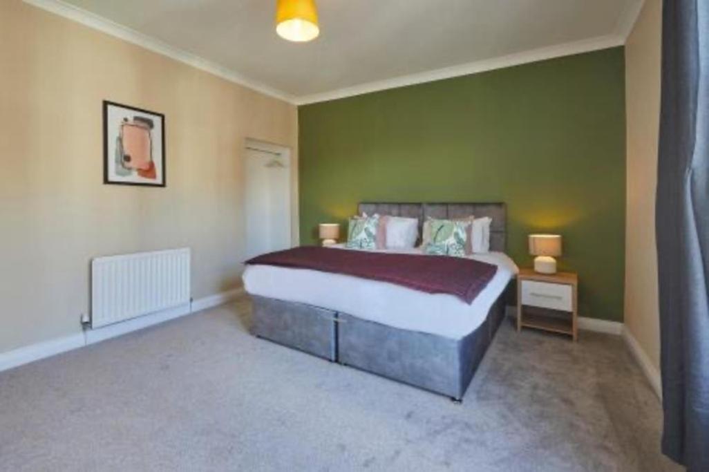 South Shields Vacations - Vibrant 3BR Coastal Haven near South Shields Beach - Property Image 1