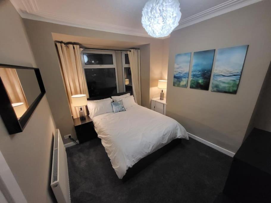 4 Bedrooms, 8 min to Manchester City! photo 2