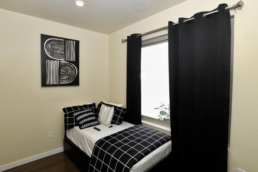 Yanne's Place - Dual-Lounge view 5