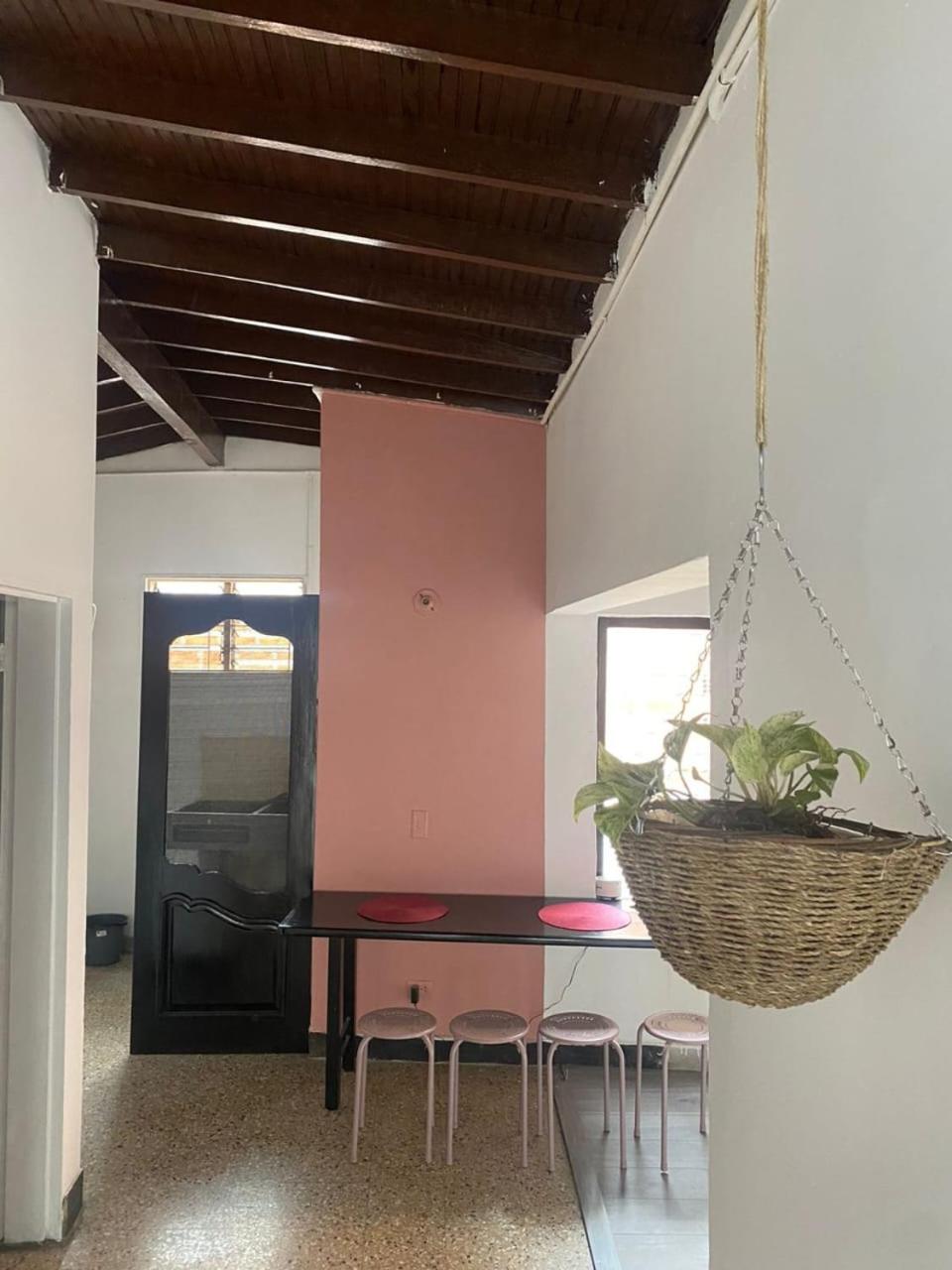 Conoce Medellín y hospédate en una casa completa
