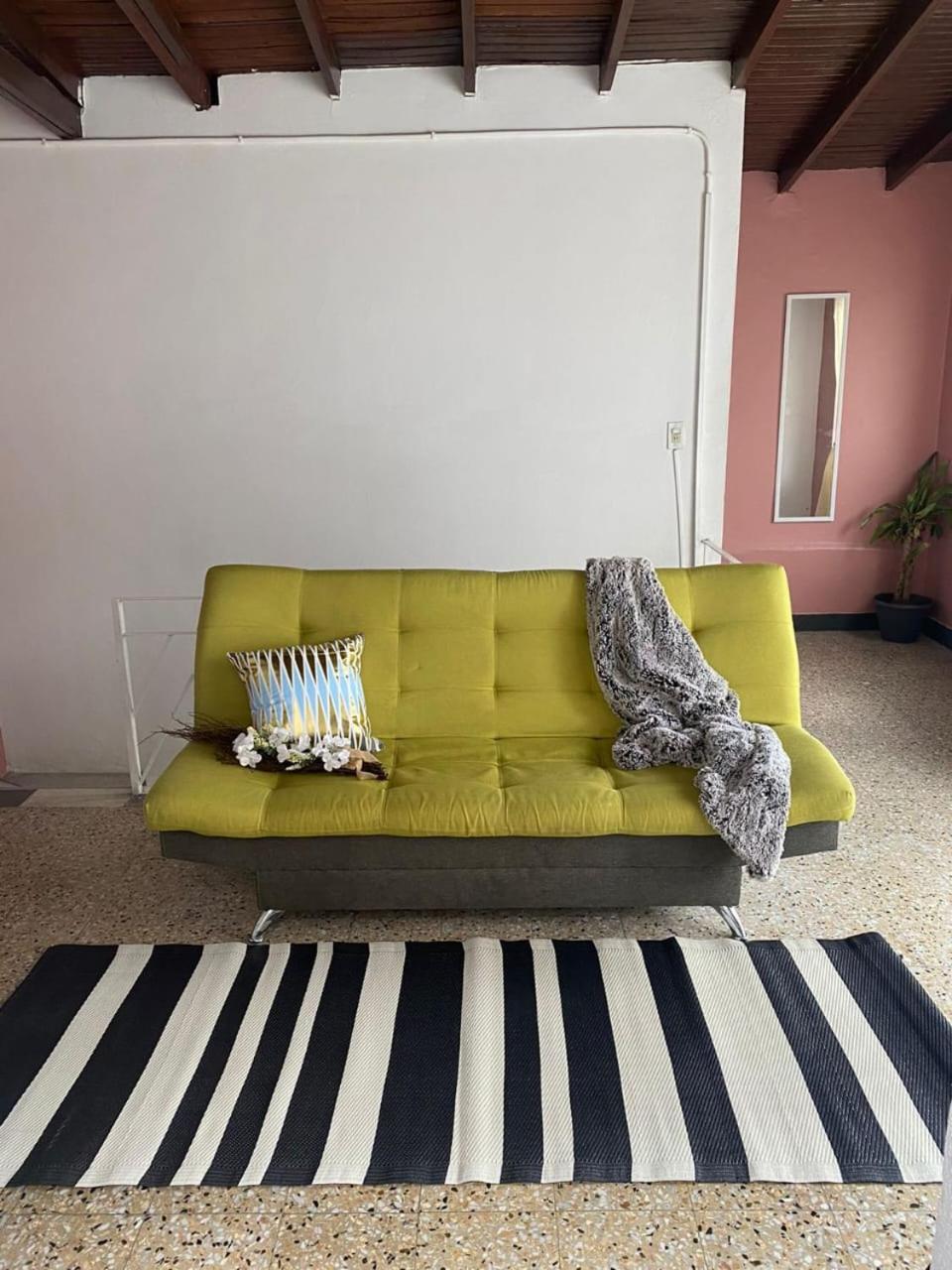Conoce Medellín y hospédate en una casa completa